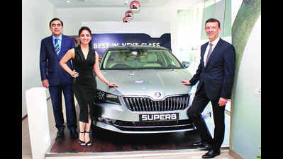Yami Gautam unveiled the newly-launched Škoda Superb at JMD Auto’s new sales facility in Mumbai