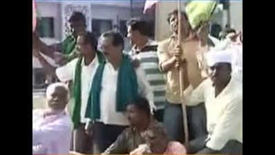 Farmers protest in Bengaluru, block arterial roads
