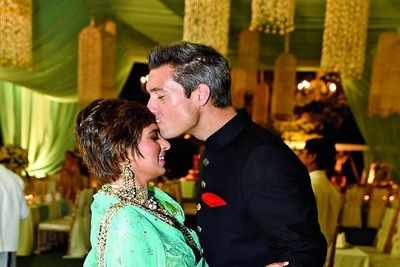 Shujaat and Parveen Khan host wedding reception of daughter Fiza in Delhi