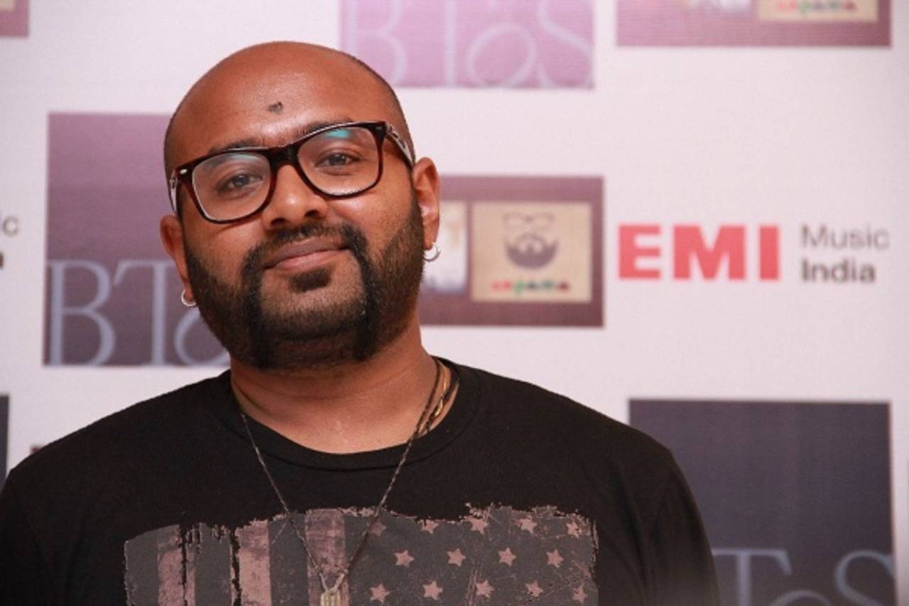 Watch Singer Benny Dayal Gets Hit By A Drone Explains What Happened  During Live Concert  Newsmobile