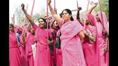 Women's day special- Not one but 40 Gulabi gangs of Bhopal slums fighting against crime