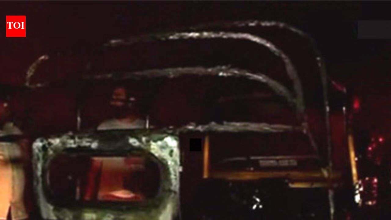 Auto rickshaw allegedly set ablaze in Mumbai's Andheri area