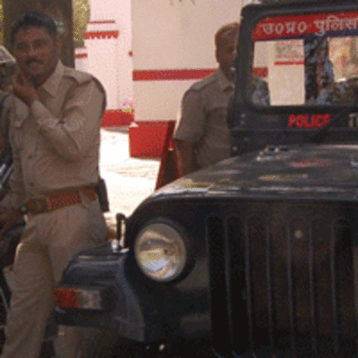 Rowdy armymen thrash Agra GPO staff on mere issue of parking