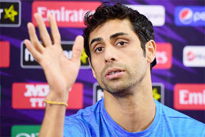 Ashish Nehra trolled for 'using old Nokia phone' comment
