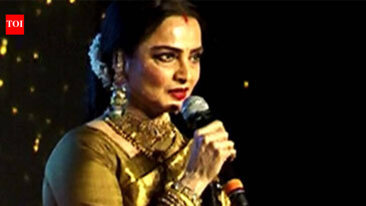 Rekha honoured at an award event