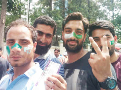Kashmiri students on their support to Pak cricket team
