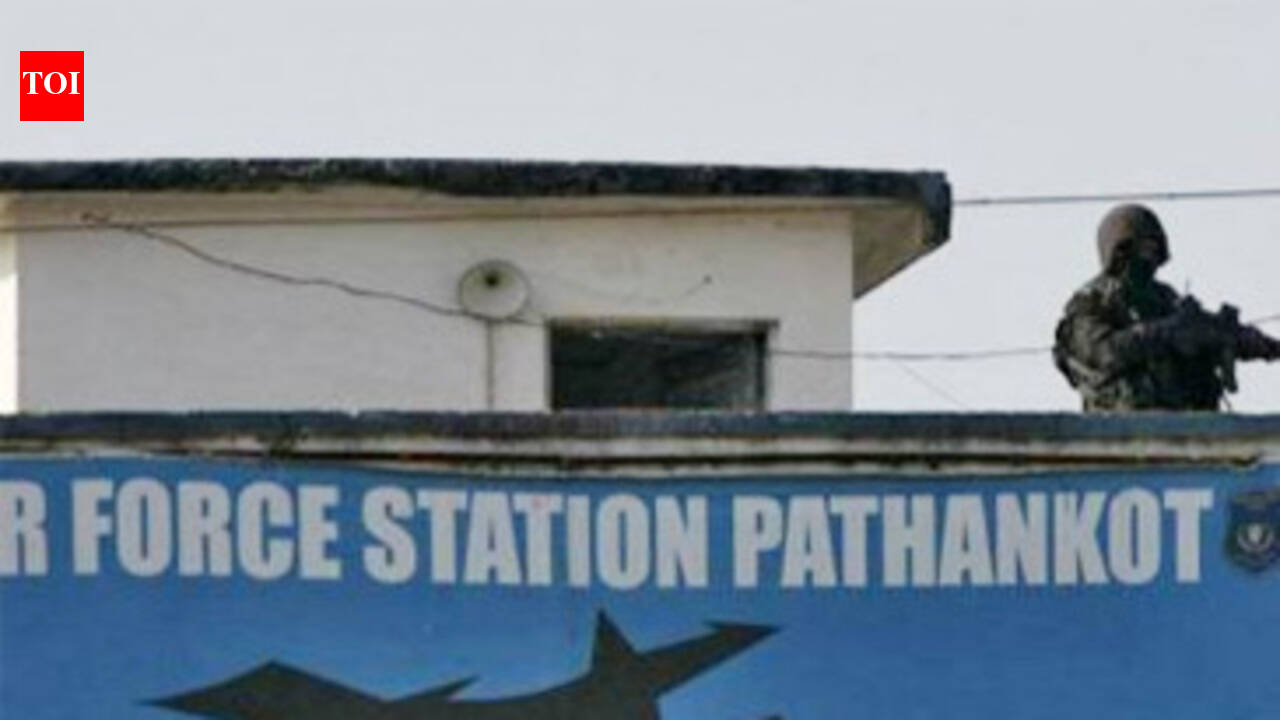 Pakistan's Pathankot probe team, with ISI official, reaches India