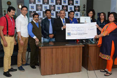 Team CID felicitate the winners of Shaatir Lekhak Contest