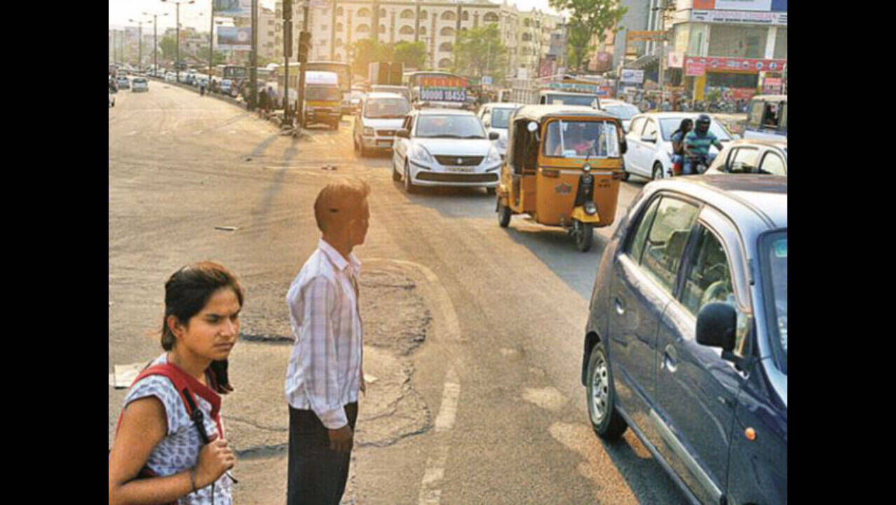 Hyderabad: Commuting via the 'death zone' | Hyderabad News - Times ...