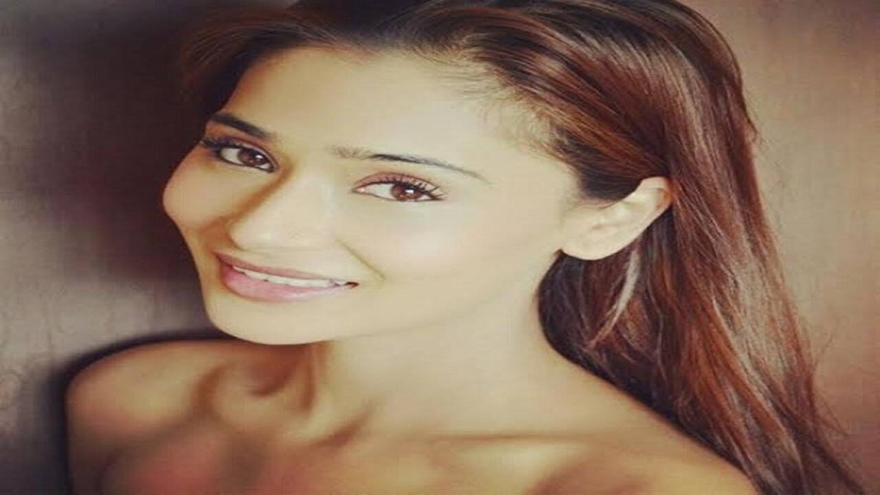 Sara Khan And Pratyusha Banerjee Kiss