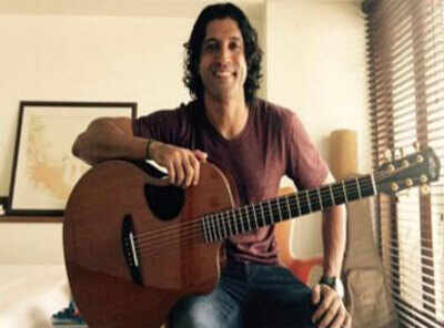 'Rock On!! 2' director Shujaat Saudagar gifts guitar to Farhan Akhtar