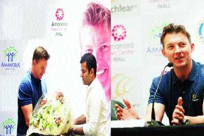 Brett Lee interacts with Puneites