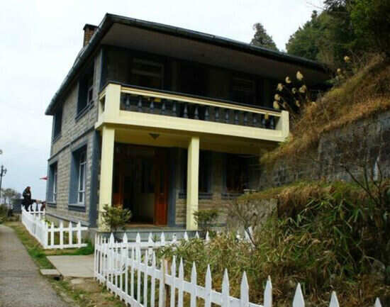 Picking a mid-range hotel in Darjeeling