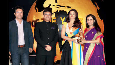 Aishwarya Rai Bachchan, Sania Mirza honoured at NRI of the Year Awards 2016 in Mumbai