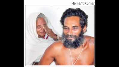 Mother on shoulder, 'Shravan' has been on pilgrimage for 20 yrs, walked 37,000 km