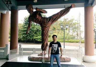 Tota Roy Chowdhury pose with his idol in Honk Kong