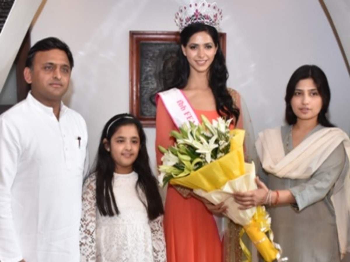 Miss India 2016’s 2nd runner-up Pankhuri Gidwani meets UP CM Akhilesh Yadav