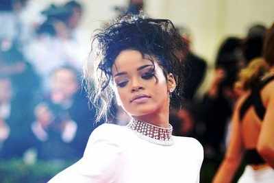 Rihanna dedicates tour performance to Prince