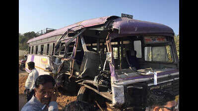 3 dead, 8 injured as bus hits truck on highway in Mumbai | Mumbai News ...