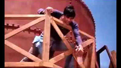 To remind Hema of her poll promise, Mathura youths climbs water tank in Sholay style