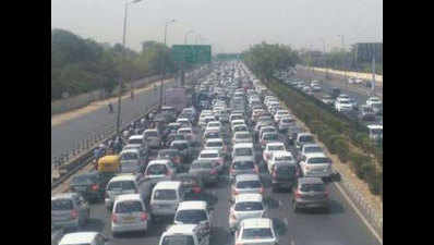 Huge jam on Delhi-Gurgaon border as cabbies protest ban on diesel, petrol taxis