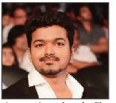 Vijay's admirers asked to back DMK by fan club chief