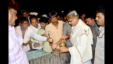 Post tragedy, Shivraj rushes to Simhastha, plays 'chaiwala' to console devotees, seers