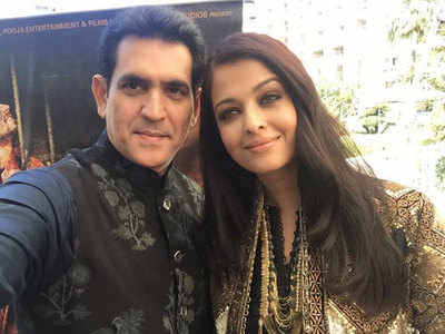 Aishwarya and Omung's selfie moment at Cannes
