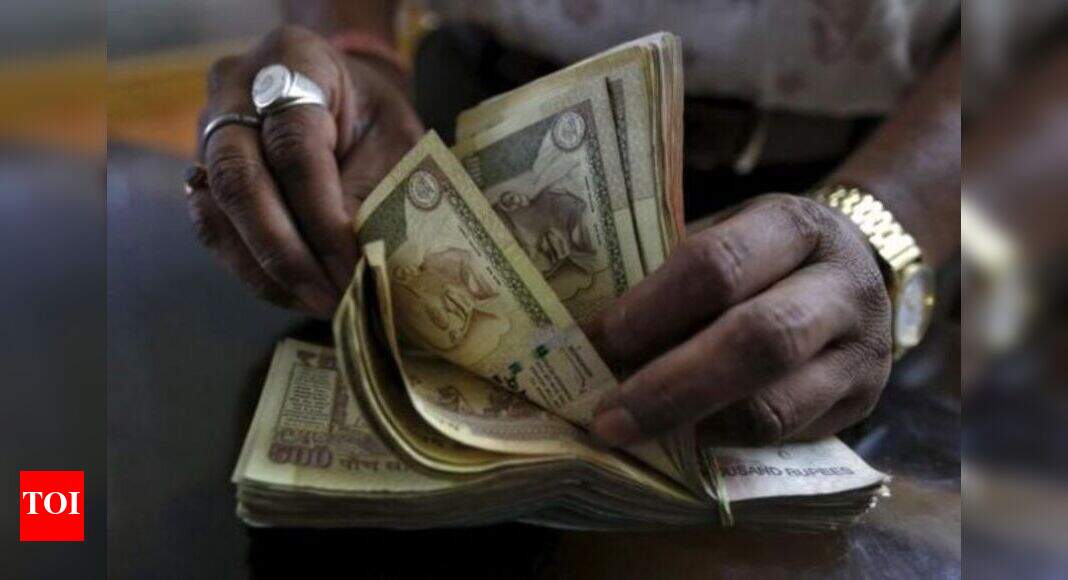 Rupee breaches 67-mark against US dollar - Times of India