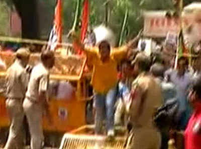 BJP members protest murder of Kerala colleague