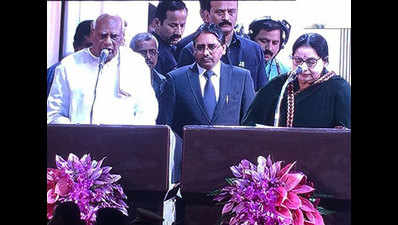 Jayalalithaa takes oath as Tamil Nadu chief minister