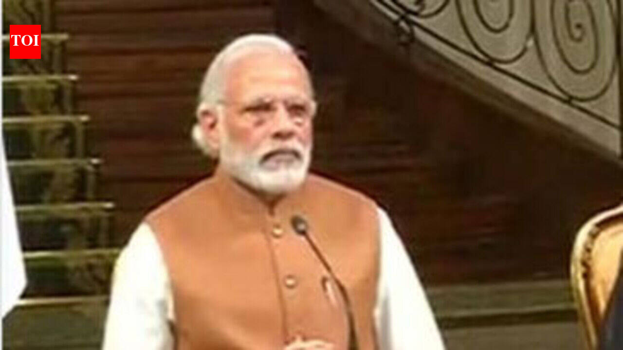 PM Narendra Modi recites Ghalib's shayari