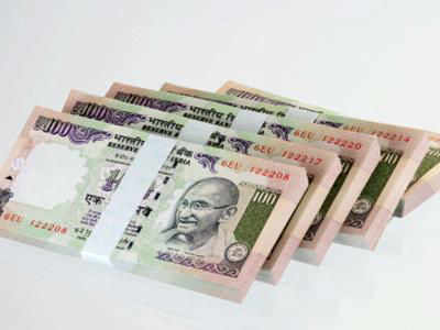Rupee weakens to 67.49, down 5 paise