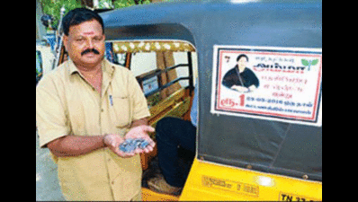Auto driver marks Amma's victory by charging Re 1/trip