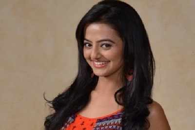 Helly Shah reaches 200k followers on Instagram, thanks fans for the love