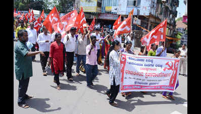 Left party workers stage protest against states, central govts