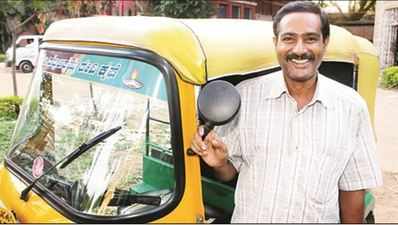 Driver returns answerscripts left behind in autorickshaw