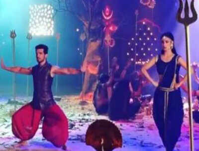 Watch: ‘Naagin’ actors Arjun Bijlani, Mouni Roy's ‘taandav’ on the sets