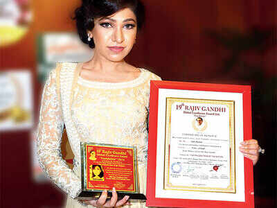 Tulsi Kumar wins an award for her singing prowess