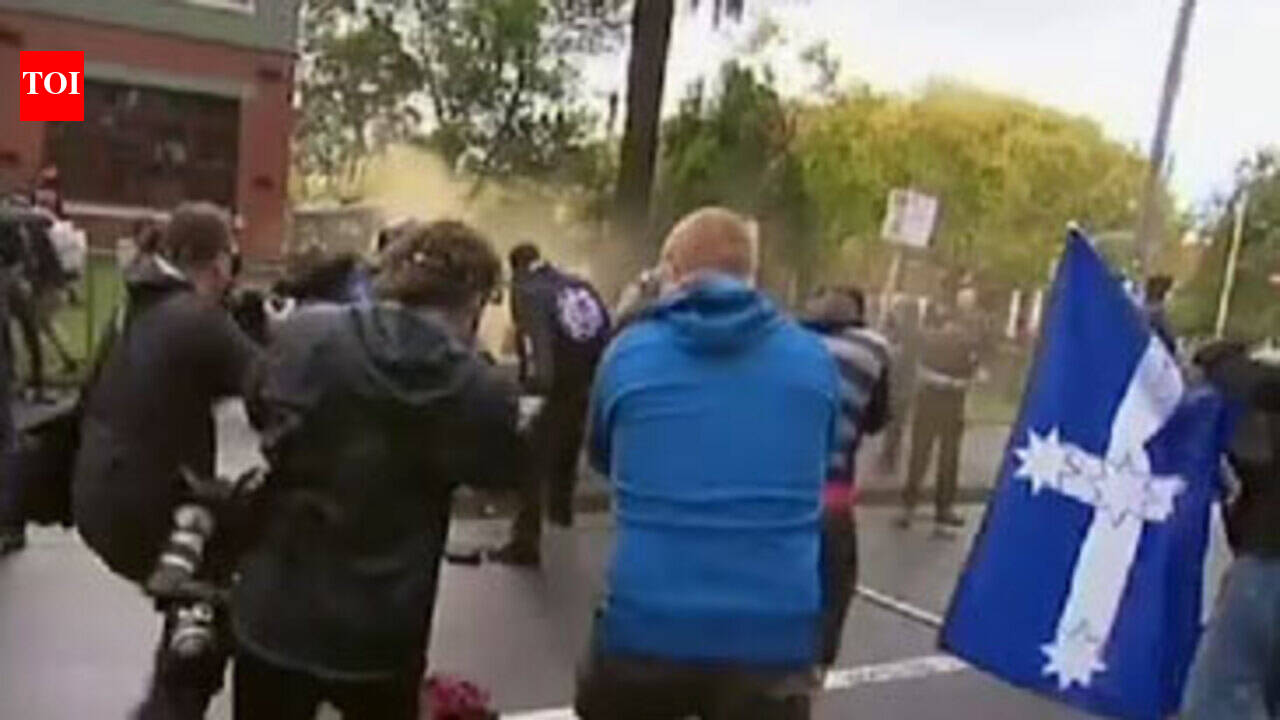 7 arrested after violent rallies in Melbourne
