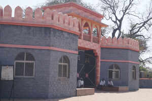 Maloji&nbsp;Raje&nbsp;Bhosle&nbsp;Gadi (Fortress) and&nbsp;Shahaji&nbsp;Raje&nbsp;Bhosle&nbsp;Monument