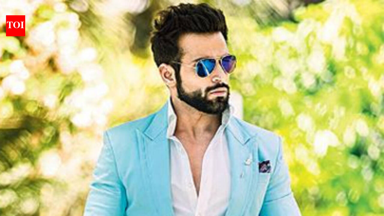 Rithvik takes up wrestling for his now show 'Man VS Job'