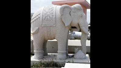 Hoskote sculptors chisel two jumbos for Queen’s birthday