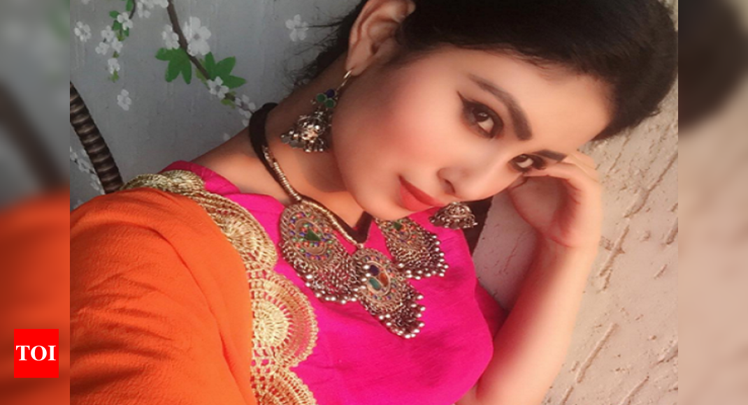 Mouni Roy gets 1 million followers on Instagram, thanks fans - Times of  India