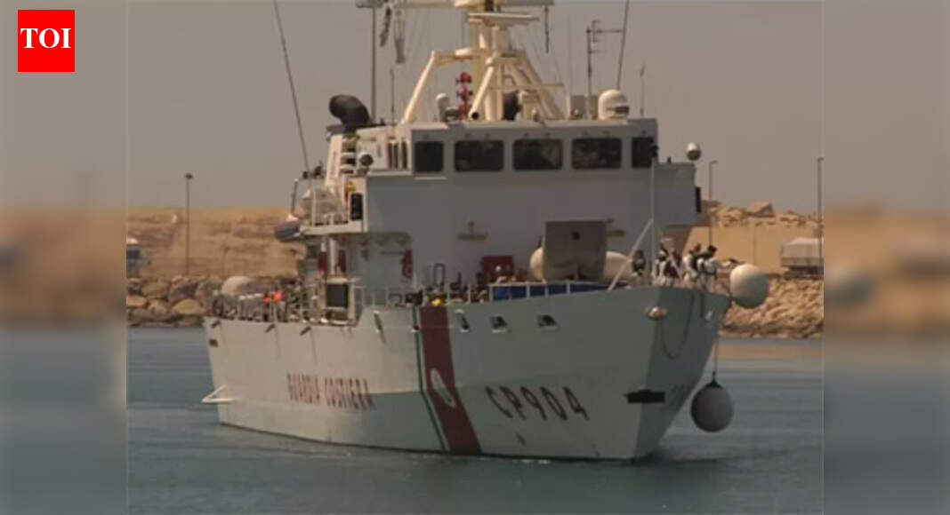 Italian coast guard rescues migrants