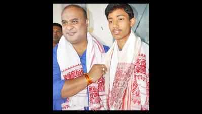 Himanta lends helping hand to needy students