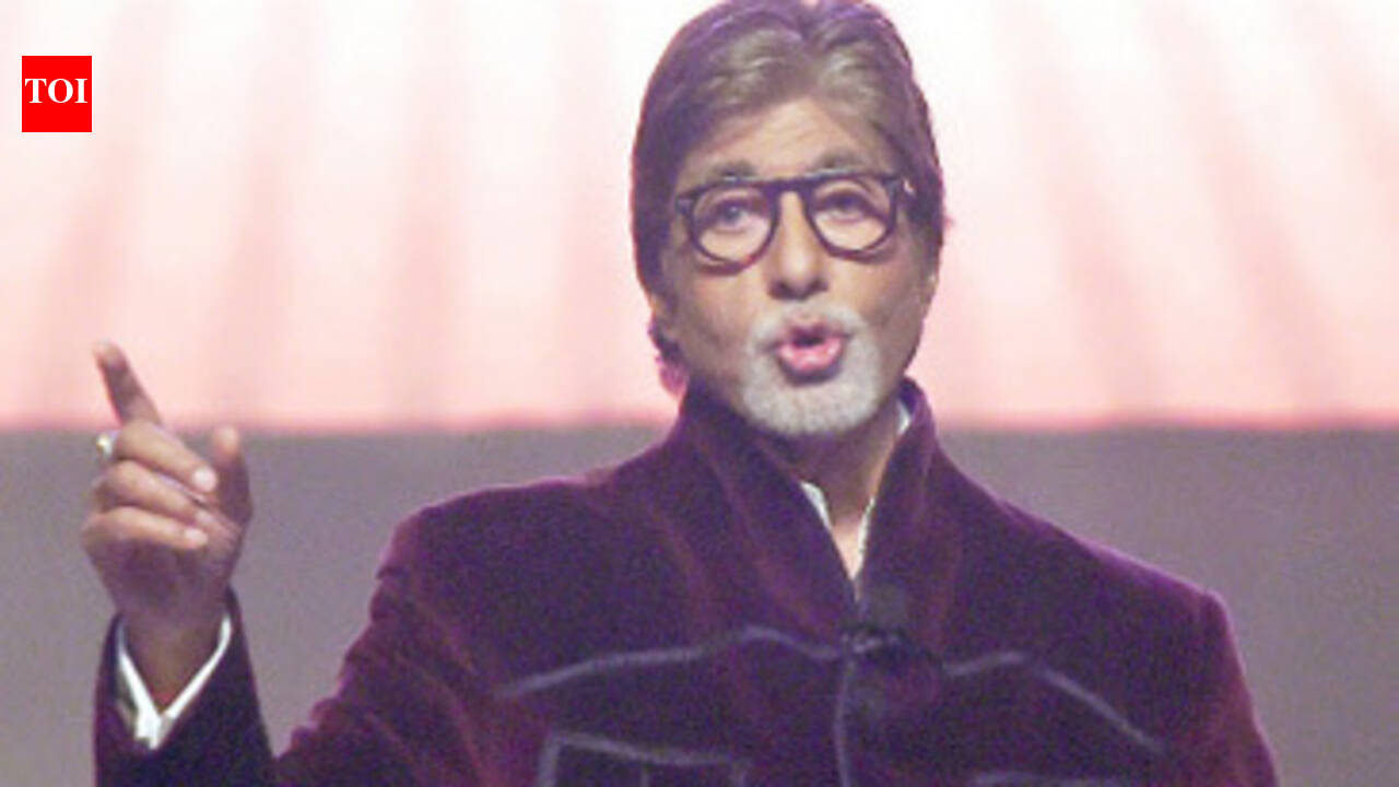 Big B shares his life experiences at an event