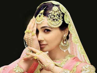 Daisy Shah to make her stage debut