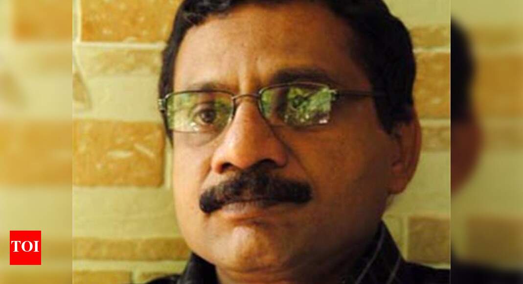 Rafeeq Ahamed wins the Best Lyricist award at 63rd Filmfare South