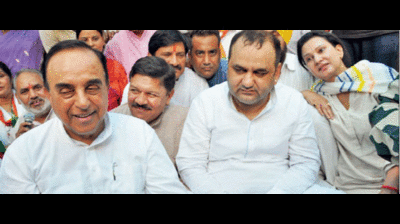 Delhi LG Najeeb Jung is a Cong stooge, 'abetting' Kejriwal: Subramanian Swamy